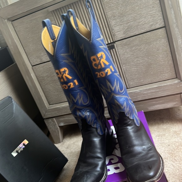 Like what tf are these - Picture 3 of 3